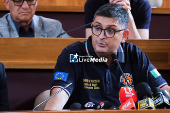 2024-05-21 - Pozzuoli mayor Luigi Manzoni convenes a press conference to take stock of the situation after yesterday's seismic swarm in which the strongest tremor was 4.4 on the Richter scale - CAMPI FLEGREI, THE DAY AFTER THE TREMORS - NEWS - CHRONICLE