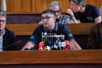 2024-05-21 - Pozzuoli mayor Luigi Manzoni convenes a press conference to take stock of the situation after yesterday's seismic swarm in which the strongest tremor was 4.4 on the Richter scale - CAMPI FLEGREI, THE DAY AFTER THE TREMORS - NEWS - CHRONICLE