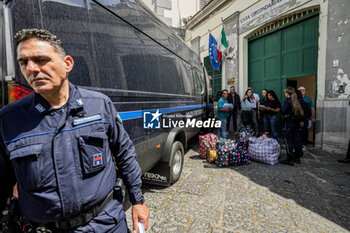 2024-05-21 - Penitentiary workers carry out the evacuation of the inmates present in the women's prison of Pozzuoli following the seismic tremors recorded, in Naples, Italy, 21 May 2024. - CAMPI FLEGREI, THE DAY AFTER THE TREMORS - NEWS - CHRONICLE