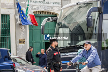 2024-05-21 - Penitentiary workers carry out the evacuation of the inmates present in the women's prison of Pozzuoli following the seismic tremors recorded, in Naples, Italy, 21 May 2024. - CAMPI FLEGREI, THE DAY AFTER THE TREMORS - NEWS - CHRONICLE