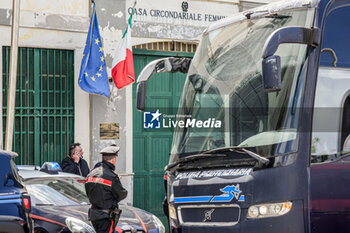 2024-05-21 - Penitentiary workers carry out the evacuation of the inmates present in the women's prison of Pozzuoli following the seismic tremors recorded, in Naples, Italy, 21 May 2024. - CAMPI FLEGREI, THE DAY AFTER THE TREMORS - NEWS - CHRONICLE