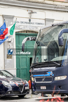 2024-05-21 - Penitentiary workers carry out the evacuation of the inmates present in the women's prison of Pozzuoli following the seismic tremors recorded, in Naples, Italy, 21 May 2024. - CAMPI FLEGREI, THE DAY AFTER THE TREMORS - NEWS - CHRONICLE