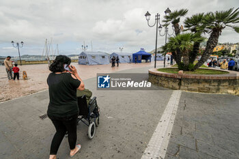 2024-05-21 - Citizens of Pozzuoli (Naples) who spent the night in the two small tent cities set up by the Civil Protection quickly in the port area and in the Pertini seafront area, in Naples, Italy, 21 may 2024. From 7.51pm yesterday, the seismic swarm underway in the Campi Flegrei area recorded, until 12.31am today, approximately 150 earthquakes, the strongest of which was magnitude 4.4, within the Solfatara. - CAMPI FLEGREI, THE DAY AFTER THE TREMORS - NEWS - CHRONICLE