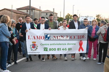 2024-06-03 - 20240603 - Vigonza - Via Prati - Procession for Giada Zanola - The procession with the relatives of Giada in front of it - TORCHLIGHT PROCESSION FOR GIADA ZANOLA - NEWS - CHRONICLE