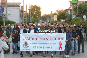 2024-06-03 - 20240603 - Vigonza - Via Prati - Procession for Giada Zanola - The procession with the relatives of Giada in front of it - TORCHLIGHT PROCESSION FOR GIADA ZANOLA - NEWS - CHRONICLE