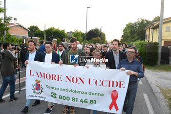 2024-06-03 - 20240603 - Vigonza - Via Prati - Procession for Giada Zanola - The procession with the relatives of Giada in front of it - TORCHLIGHT PROCESSION FOR GIADA ZANOLA - NEWS - CHRONICLE