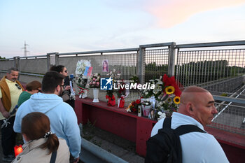 2024-06-03 - 20240603 - Vigonza - Via Prati - Procession for Giada Zanola - Relatives leave flowers for Giada - TORCHLIGHT PROCESSION FOR GIADA ZANOLA - NEWS - CHRONICLE