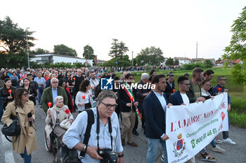 2024-06-03 - 20240603 - Vigonza - Via Prati - Procession for Giada Zanola - The procession with the relatives of Giada in front of it - TORCHLIGHT PROCESSION FOR GIADA ZANOLA - NEWS - CHRONICLE