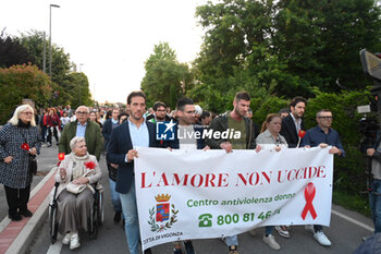 2024-06-03 - 20240603 - Vigonza - Via Prati - Procession for Giada Zanola - The procession with the relatives of Giada in front of it - TORCHLIGHT PROCESSION FOR GIADA ZANOLA - NEWS - CHRONICLE