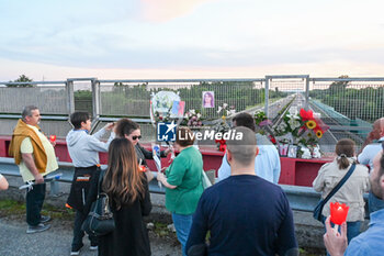 2024-06-03 - 20240603 - Vigonza - Via Prati - Procession for Giada Zanola - Relatives leave flowers for Giada - TORCHLIGHT PROCESSION FOR GIADA ZANOLA - NEWS - CHRONICLE