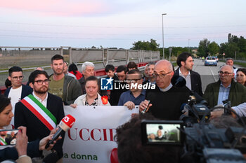 2024-06-03 - 20240603 - Vigonza - Via Prati - Procession for Giada Zanola - The priest prays for Giada - TORCHLIGHT PROCESSION FOR GIADA ZANOLA - NEWS - CHRONICLE