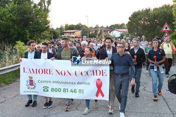 2024-06-03 - 20240603 - Vigonza - Via Prati - Procession for Giada Zanola - The procession with the relatives of Giada in front of it - TORCHLIGHT PROCESSION FOR GIADA ZANOLA - NEWS - CHRONICLE