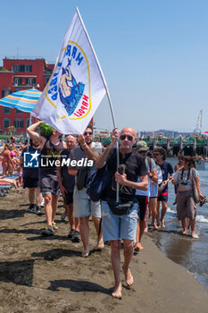 2024-06-08 - The generalised extensions of state concessions to establishments are also illegitimate because they conflict with the Bolkenstein directive. This has been reaffirmed by the Italian Council of State in three rulings. In naples demonstrators protest against both the abusive exercise of the lidos and the contingent entrance to the free beaches adopted by the municipality of naples to manage the influx use a reservation. - FREE SEA, ACTIVISTS PROTEST FOR THE RIGHT TO ACCESS THE SEA - NEWS - CHRONICLE