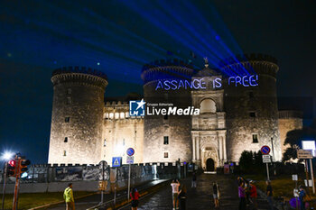 2024-06-25 - The writing dedicated to Assange's release from prison projected with laser by the activists of the FreeAssangeNapoli network on the facade of the 