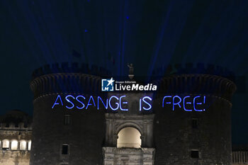 2024-06-25 - The writing dedicated to Assange's release from prison projected with laser by the activists of the FreeAssangeNapoli network on the facade of the 