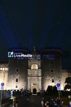 2024-06-25 - The writing dedicated to Assange's release from prison projected with laser by the activists of the FreeAssangeNapoli network on the facade of the 