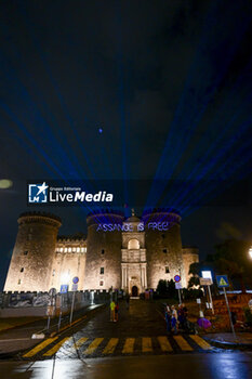 2024-06-25 - The writing dedicated to Assange's release from prison projected with laser by the activists of the FreeAssangeNapoli network on the facade of the 