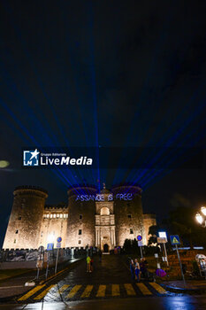 2024-06-25 - The writing dedicated to Assange's release from prison projected with laser by the activists of the FreeAssangeNapoli network on the facade of the 