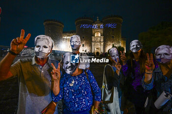Free Assange, laser inscription on Maschio Angioino in Naples - NEWS - CHRONICLE