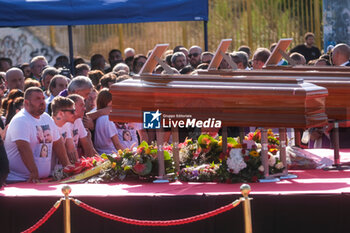 2024-07-29 - The funerals of the three victims of the collapse of the Vela Celeste in Scampia, Naples, 29 July 2024. - NAPLES, FUNERAL OF THE THREE SCAMPIA VICTIMS - NEWS - CHRONICLE