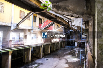 2024-09-11 - The interior of the Red Sail in Scampia, one of the two sails affected by the eviction decree. The mayor of Naples Gaetano Manfredi has signed two ordinances for the 'ad horas' eviction of the Vela Gialla and Vela Rossa in Scampia, the two buildings scheduled for demolition. The orders were signed 'for safety reasons' and 'because of the risks threatening public and private safety'. The two buildings are owned by the City of Naples and currently occupied, located in the Scampia district in Via della Resistenza, block C - Vela Gialla and block D - Vela Rossa. - VELE OF SCAMPIA, MAYOR MANFREDI ORDERS URGENT EVICTION - NEWS - CHRONICLE