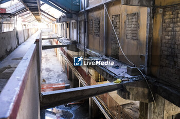 2024-09-11 - The interior of the Red Sail in Scampia, one of the two sails affected by the eviction decree. The mayor of Naples Gaetano Manfredi has signed two ordinances for the 'ad horas' eviction of the Vela Gialla and Vela Rossa in Scampia, the two buildings scheduled for demolition. The orders were signed 'for safety reasons' and 'because of the risks threatening public and private safety'. The two buildings are owned by the City of Naples and currently occupied, located in the Scampia district in Via della Resistenza, block C - Vela Gialla and block D - Vela Rossa. - VELE OF SCAMPIA, MAYOR MANFREDI ORDERS URGENT EVICTION - NEWS - CHRONICLE