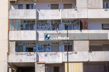 2024-09-11 - An inscription on the balcony of the sails reads 'Fight for the right to housing, you lose the right to life'.The mayor of Naples Gaetano Manfredi has signed two ordinances for the 'ad horas' eviction of the Vela Gialla and Vela Rossa in Scampia, the two buildings scheduled for demolition. The orders were signed 'for safety reasons' and 'because of the risks threatening public and private safety'. The two buildings are owned by the City of Naples and currently occupied, located in the Scampia district in Via della Resistenza, block C - Vela Gialla and block D - Vela Rossa. - VELE OF SCAMPIA, MAYOR MANFREDI ORDERS URGENT EVICTION - NEWS - CHRONICLE