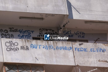 2024-09-11 - An inscription on the balcony of the sail reads 'Hello my home'.An inscription on the balcony of the sail reads 'Hello my home'. The mayor of Naples Gaetano Manfredi has signed two ordinances for the 'ad horas' eviction of the Vela Gialla and Vela Rossa in Scampia, the two buildings scheduled for demolition. The orders were signed 'for safety reasons' and 'because of the risks threatening public and private safety'. The two buildings are owned by the City of Naples and currently occupied, located in the Scampia district in Via della Resistenza, block C - Vela Gialla and block D - Vela Rossa. - VELE OF SCAMPIA, MAYOR MANFREDI ORDERS URGENT EVICTION - NEWS - CHRONICLE