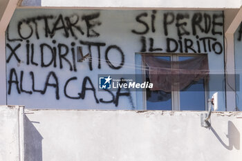 2024-09-11 - An inscription on the balcony of the sails reads 'Fight for the right to housing, you lose the right to life'.The mayor of Naples Gaetano Manfredi has signed two ordinances for the 'ad horas' eviction of the Vela Gialla and Vela Rossa in Scampia, the two buildings scheduled for demolition. The orders were signed 'for safety reasons' and 'because of the risks threatening public and private safety'. The two buildings are owned by the City of Naples and currently occupied, located in the Scampia district in Via della Resistenza, block C - Vela Gialla and block D - Vela Rossa. - VELE OF SCAMPIA, MAYOR MANFREDI ORDERS URGENT EVICTION - NEWS - CHRONICLE