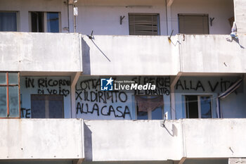 2024-09-11 - An inscription on the balcony of the sails reads 'Fight for the right to housing, you lose the right to life'.The mayor of Naples Gaetano Manfredi has signed two ordinances for the 'ad horas' eviction of the Vela Gialla and Vela Rossa in Scampia, the two buildings scheduled for demolition. The orders were signed 'for safety reasons' and 'because of the risks threatening public and private safety'. The two buildings are owned by the City of Naples and currently occupied, located in the Scampia district in Via della Resistenza, block C - Vela Gialla and block D - Vela Rossa. - VELE OF SCAMPIA, MAYOR MANFREDI ORDERS URGENT EVICTION - NEWS - CHRONICLE