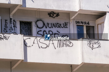 2024-09-11 - An inscription on the balcony of the sails saying 'Wherever I will be my home'..The mayor of Naples Gaetano Manfredi has signed two ordinances for the 'ad horas' eviction of the Vela Gialla and Vela Rossa in Scampia, the two buildings scheduled for demolition. The orders were signed 'for safety reasons' and 'because of the risks threatening public and private safety'. The two buildings are owned by the City of Naples and currently occupied, located in the Scampia district in Via della Resistenza, block C - Vela Gialla and block D - Vela Rossa. - VELE OF SCAMPIA, MAYOR MANFREDI ORDERS URGENT EVICTION - NEWS - CHRONICLE