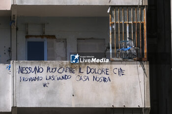 2024-09-11 - An inscription on a balcony of the sails reads 'No one can understand the pain we feel leaving our home'. The mayor of Naples Gaetano Manfredi has signed two ordinances for the 'ad horas' eviction of the Vela Gialla and Vela Rossa in Scampia, the two buildings scheduled for demolition. The orders were signed 'for safety reasons' and 'because of the risks threatening public and private safety'. The two buildings are owned by the City of Naples and currently occupied, located in the Scampia district in Via della Resistenza, block C - Vela Gialla and block D - Vela Rossa. - VELE OF SCAMPIA, MAYOR MANFREDI ORDERS URGENT EVICTION - NEWS - CHRONICLE