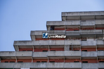 2024-09-11 - The mayor of Naples Gaetano Manfredi has signed two ordinances for the 'ad horas' eviction of the Vela Gialla and Vela Rossa in Scampia, the two buildings scheduled for demolition. The orders were signed 'for safety reasons' and 'because of the risks threatening public and private safety'. The two buildings are owned by the City of Naples and currently occupied, located in the Scampia district in Via della Resistenza, block C - Vela Gialla and block D - Vela Rossa. - VELE OF SCAMPIA, MAYOR MANFREDI ORDERS URGENT EVICTION - NEWS - CHRONICLE