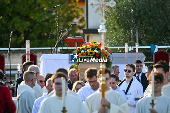 2024-10-11 - General view of Sammy Basso's funeral Sammy Basso's coffin leaves the celebration - SAMMY BASSO'S FUNERAL - NEWS - CHRONICLE