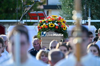 2024-10-11 - General view of Sammy Basso's funeral Sammy Basso's coffin leaves the celebration - SAMMY BASSO'S FUNERAL - NEWS - CHRONICLE