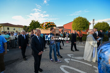 2024-10-11 - Sammy Basso's coffin leaves the celebration - SAMMY BASSO'S FUNERAL - NEWS - CHRONICLE