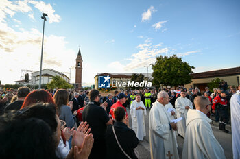 2024-10-11 - Sammy Basso's coffin leaves the celebration - SAMMY BASSO'S FUNERAL - NEWS - CHRONICLE