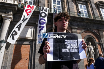 2024-10-12 - The banners lowered from the Royal Palace 'against war and against the G7 Defence' scheduled to take place in Naples next week, 12 October 2024 - PROTEST AGAINST G7 DEFENCE IN NAPLES - NEWS - CHRONICLE