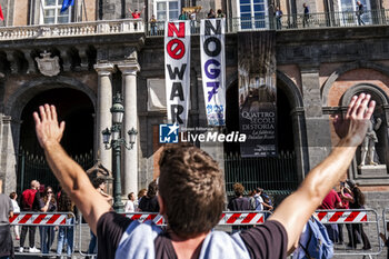 2024-10-12 - The banners lowered from the Royal Palace 'against war and against the G7 Defence' scheduled to take place in Naples next week, 12 October 2024 - PROTEST AGAINST G7 DEFENCE IN NAPLES - NEWS - CHRONICLE