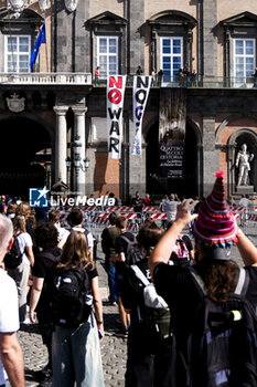 2024-10-12 - The banners lowered from the Royal Palace 'against war and against the G7 Defence' scheduled to take place in Naples next week, 12 October 2024 - PROTEST AGAINST G7 DEFENCE IN NAPLES - NEWS - CHRONICLE