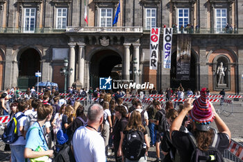 2024-10-12 - The banners lowered from the Royal Palace 'against war and against the G7 Defence' scheduled to take place in Naples next week, 12 October 2024 - PROTEST AGAINST G7 DEFENCE IN NAPLES - NEWS - CHRONICLE