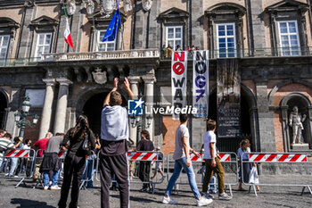 2024-10-12 - The banners lowered from the Royal Palace 'against war and against the G7 Defence' scheduled to take place in Naples next week, 12 October 2024 - PROTEST AGAINST G7 DEFENCE IN NAPLES - NEWS - CHRONICLE