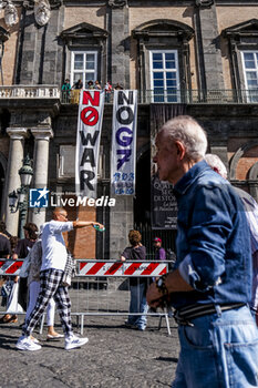 2024-10-12 - The banners lowered from the Royal Palace 'against war and against the G7 Defence' scheduled to take place in Naples next week, 12 October 2024 - PROTEST AGAINST G7 DEFENCE IN NAPLES - NEWS - CHRONICLE