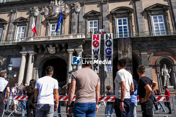 2024-10-12 - The banners lowered from the Royal Palace 'against war and against the G7 Defence' scheduled to take place in Naples next week, 12 October 2024 - PROTEST AGAINST G7 DEFENCE IN NAPLES - NEWS - CHRONICLE