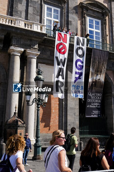 2024-10-12 - The banners lowered from the Royal Palace 'against war and against the G7 Defence' scheduled to take place in Naples next week, 12 October 2024 - PROTEST AGAINST G7 DEFENCE IN NAPLES - NEWS - CHRONICLE