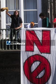 2024-10-12 - The banners lowered from the Royal Palace 'against war and against the G7 Defence' scheduled to take place in Naples next week, 12 October 2024 - PROTEST AGAINST G7 DEFENCE IN NAPLES - NEWS - CHRONICLE