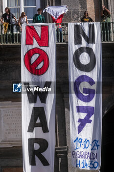 2024-10-12 - The banners lowered from the Royal Palace 'against war and against the G7 Defence' scheduled to take place in Naples next week, 12 October 2024 - PROTEST AGAINST G7 DEFENCE IN NAPLES - NEWS - CHRONICLE