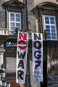 2024-10-12 - The banners lowered from the Royal Palace 'against war and against the G7 Defence' scheduled to take place in Naples next week, 12 October 2024 - PROTEST AGAINST G7 DEFENCE IN NAPLES - NEWS - CHRONICLE