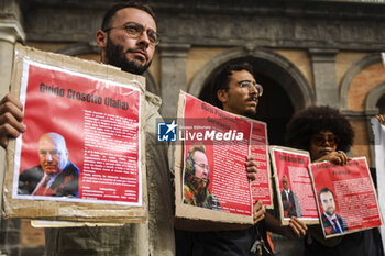 2024-10-16 - All’esterno del palazzo reale di napoli, attivisti La mobilitazione della Rete Napoli contro la Guerra e contro il G7 a napoli 18-19-20 ottobre, espongono uno striscione e cartelli con i volti dei ministri che parteciperanno al summit, e rilanciano la manifestazione del 19 ottobre alla 15 - ITALY: NAPOLI, NO WAR AND NO G7 - NEWS - CHRONICLE