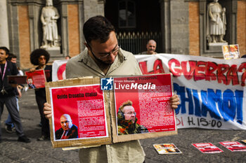 2024-10-16 - All’esterno del palazzo reale di napoli, attivisti La mobilitazione della Rete Napoli contro la Guerra e contro il G7 a napoli 18-19-20 ottobre, espongono uno striscione e cartelli con i volti dei ministri che parteciperanno al summit, e rilanciano la manifestazione del 19 ottobre alla 15 - ITALY: NAPOLI, NO WAR AND NO G7 - NEWS - CHRONICLE